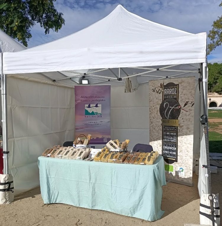 Puesto de productos de Riet Vell bajo una carpa