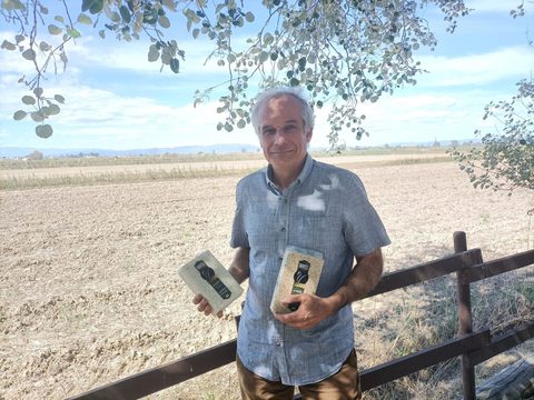 Retrato de Juan Carlos Cirera con paquetes de arroz de Riet Vell