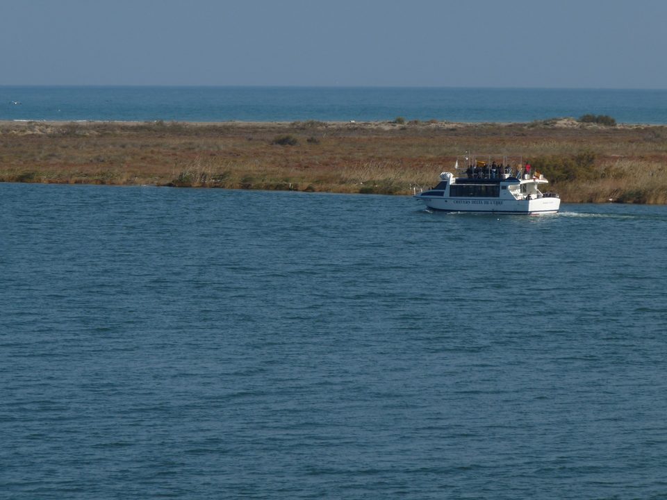 Barco turístico en el río Ebro cerca de la desembocadura
