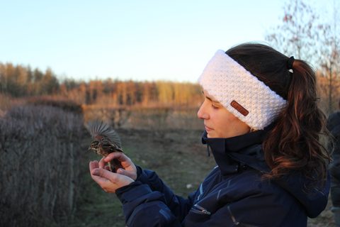 Retrato de Irene Garcia Celada con un pájaro en la mano