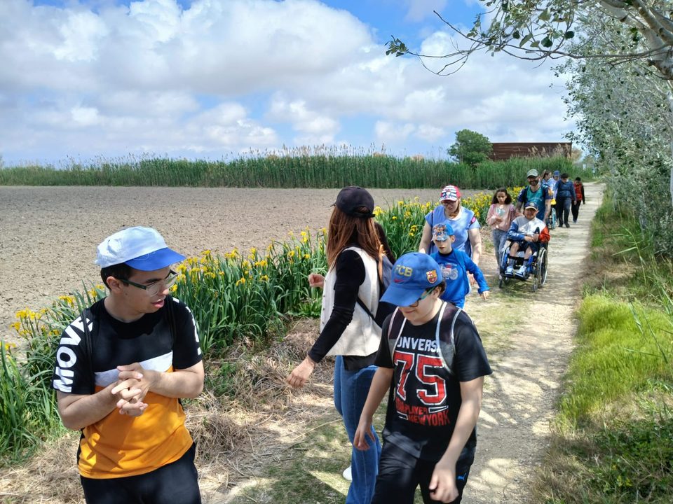 Jóvenes paseando por un camino junto a los campos