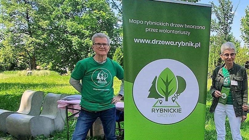 Joanna i Stanisław Bulandrowie na stoisku projektu Rybnickie Drzewa, obok baner z napisem „Mapa rybnickich drzew tworzona przez wolontariuszy”