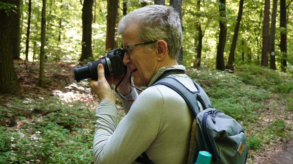 Stanisław Bulandra fotografuje w lesie