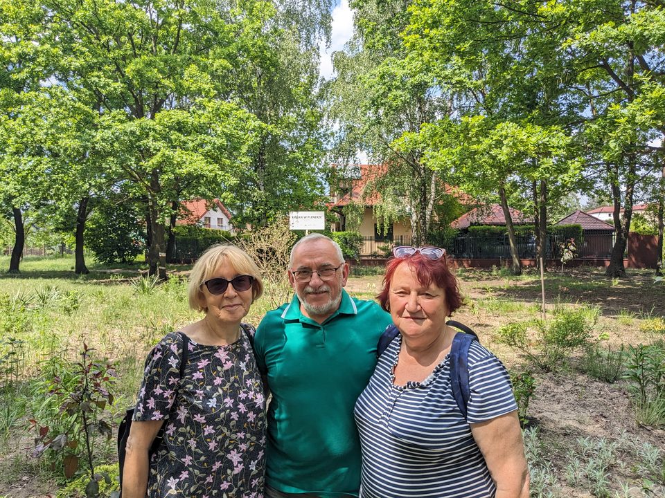 Maria, Ewa i Mirek na skwerze w Kobyłce