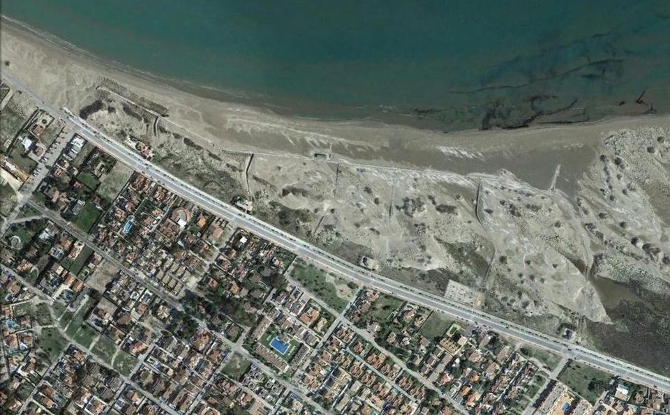 Vista aérea de una urbanización junto a la costa