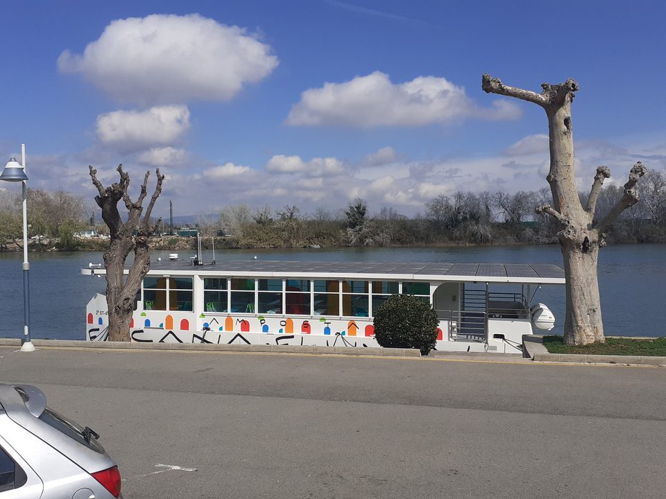 Barco turístico amarrado a orillas del río Ebro
