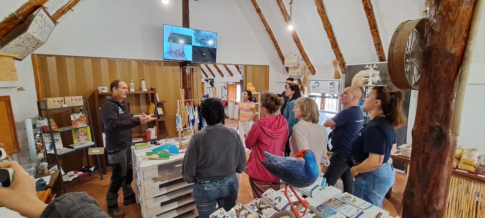 Una guía explica a un grupo de visitantes en el centro de visitantes de Riet Vell