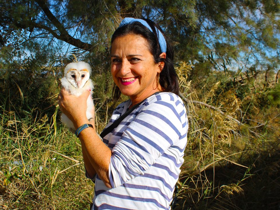 Elisabeth Henrich Martínez con una lechuza en las manos