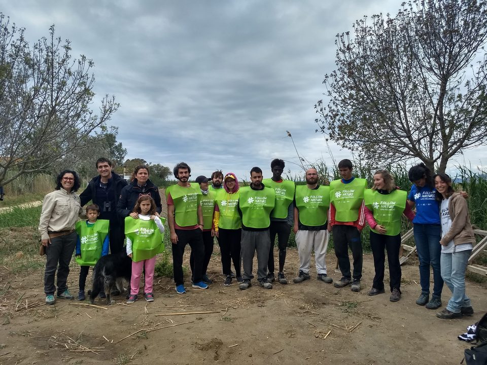 Foto de grupo de unos veinte voluntarios, muchos con camisetas verdes