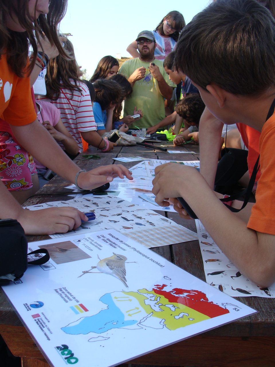 Niños haciendo una actividad con un mapa sobre una mesa