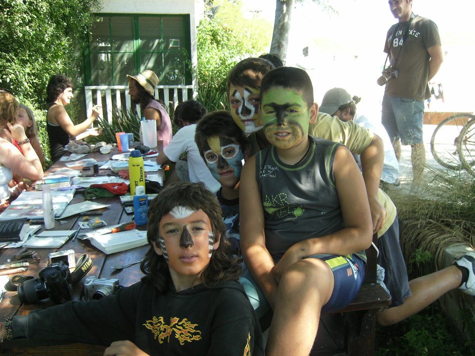 Niños con la cara pintada en una actividad al aire libre