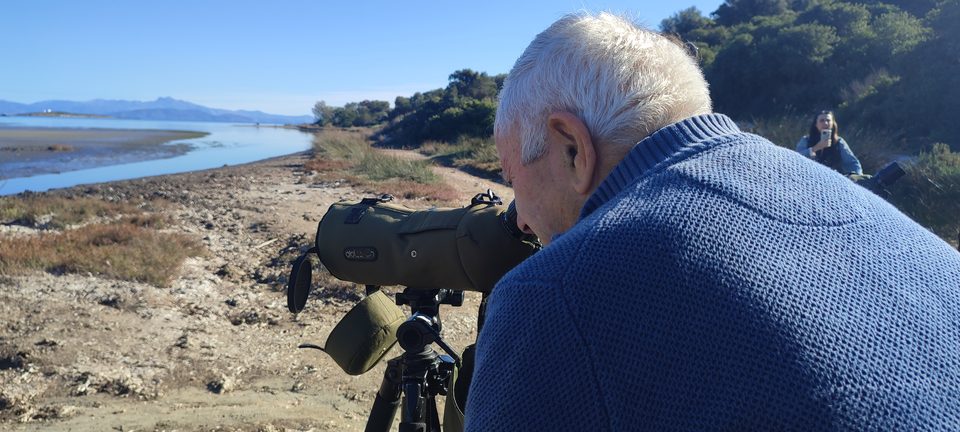 Ηλικιωμένος άνδρας παρατηρεί μέσα από τηλεσκόπιο