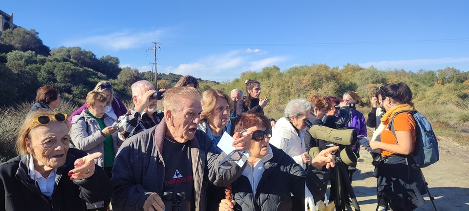 Ομάδα ανθρώπων με κιάλια και τηλεσκόπια στο μονοπάτι του υγροτόπου